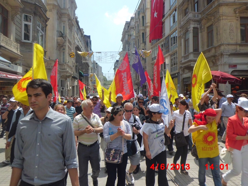 İstiklal Caddesinden Taksim'e Protesto Yürüyüşü!