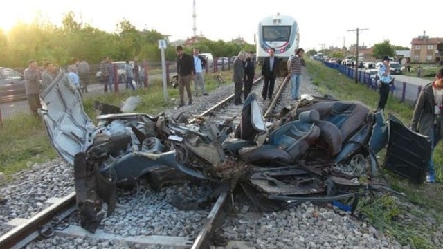 Hemzemin Geçitte Yeni Bir İş Cinayeti Daha; Konya'da Yolcu Treni Otomobili Biçti: 2 Ölü