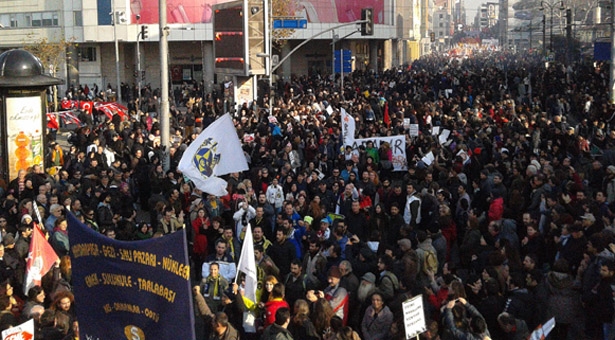 DİSK'ten Koreli Demiryolu İşçileriyle Dayanışma Eylemi!