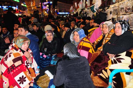 Ankara Sıhhiye Meydanı’nda Onbinlerin Katılımıyla TEKEL İşçileriyle Dayanışma Mitingi Yapıldı!