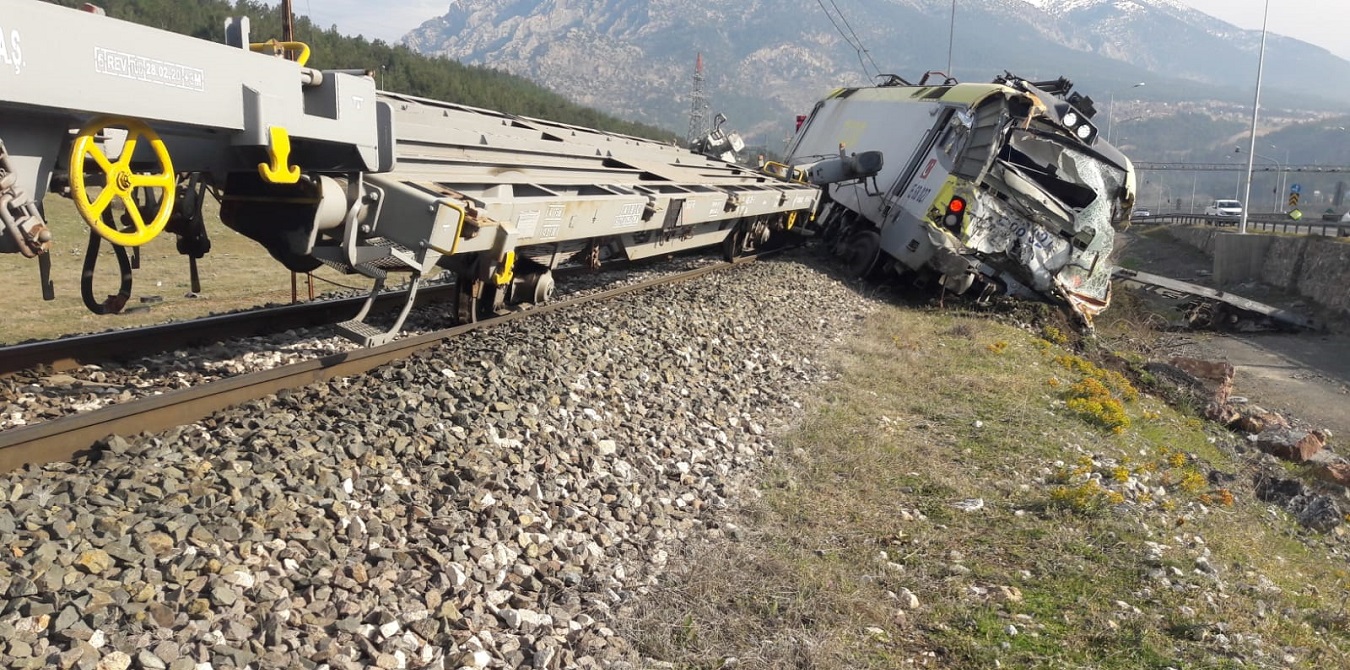 Demiryollarında Kazalar Bitmiyor… Adana Pozantı’da Yeni Bir Kaza