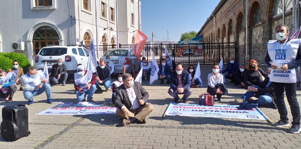 Basın Açıklaması ve Oturma Eylemimizin 16 Haftasında; “Emek Demokrasi Barış Mücadelemiz Sürgün Edilemez”