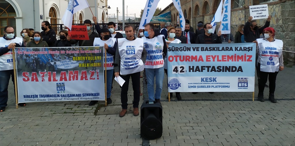 Sendikamız İzmir Şubesi tarafından 42.Haftasında Sürgün ve Baskılara Karşı Basın Açıklaması ve Oturma Eylemi Gerçekleştirildi.