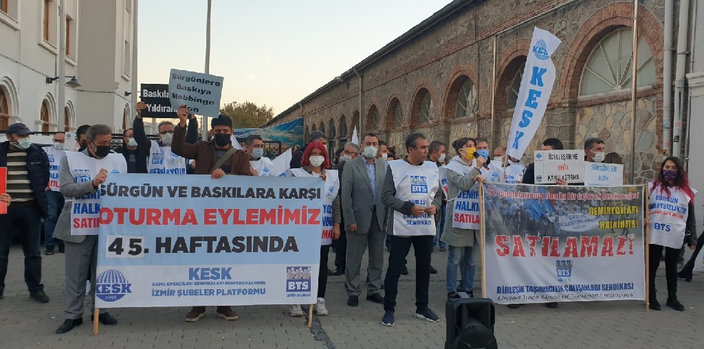 İzmir Şubemiz tarafından Sürgün ve Baskılara Karşı Oturma Eylemimizin 45.si Gerçekleştirildi.