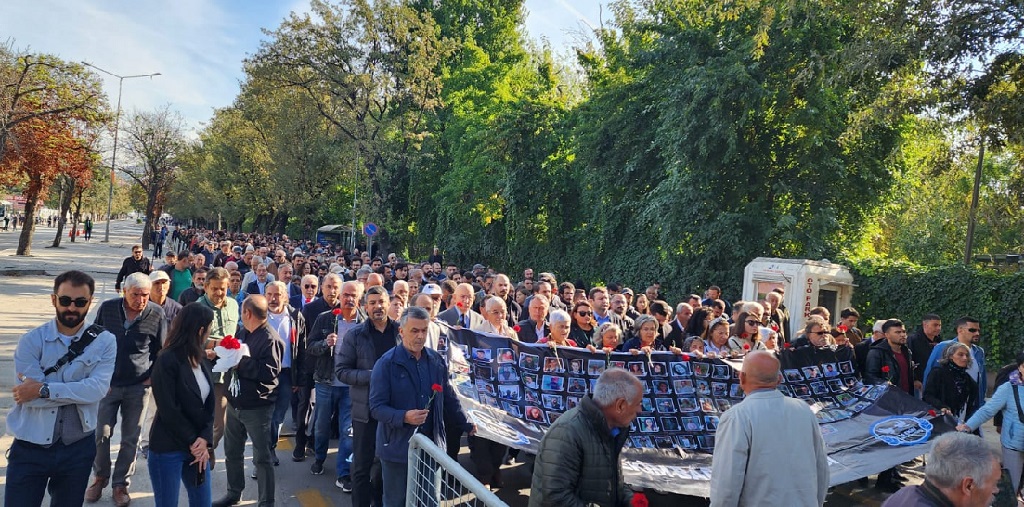 Ankara Gar Katliamının 8.Yıldönümünde Ankara Gar Önünde Anma Gerçekleştirildi