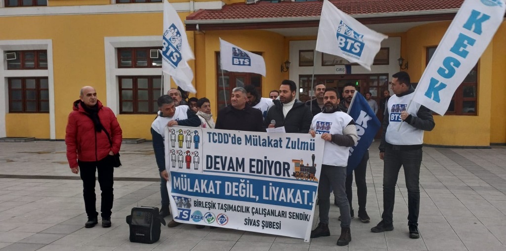 Sivas Şubemizden SİVAS GAR Önünde Basın Açıklaması; TCDD'de Mülakatların Kaldırılması İçin Yürüyeceğiz!