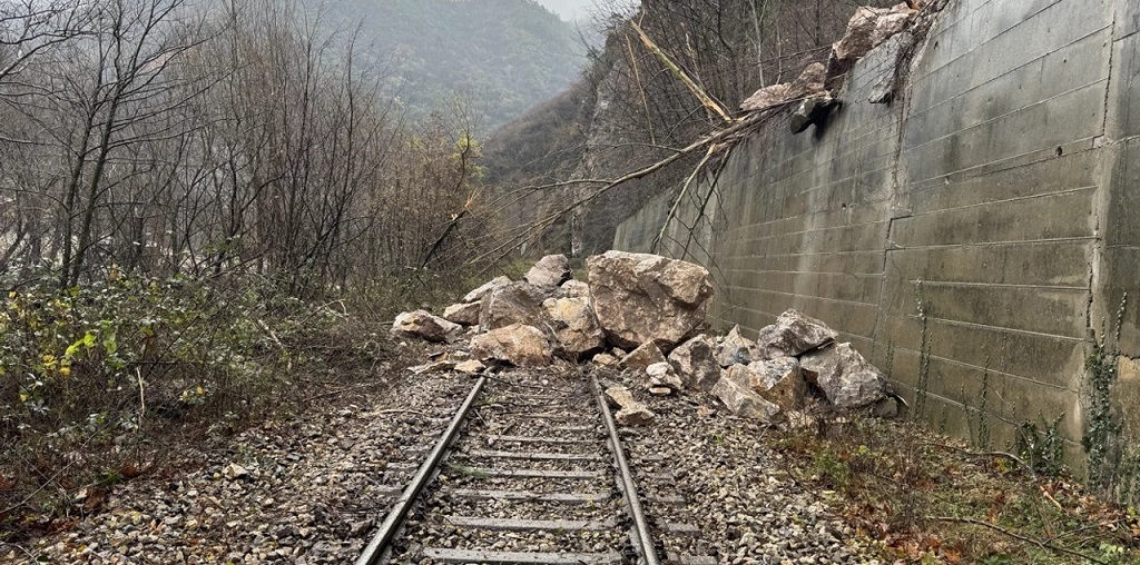 Kaya parçalarının tren yoluna düşmesi nedeniyle Karabük-Zonguldak hattı kapandı.