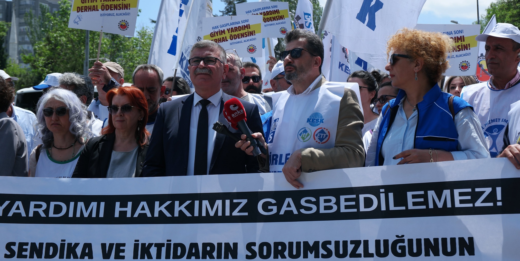 ÇSGB Önünde Basın Açıklaması Yaptık; Giyim Yardımı Hakkımız Gasp Edilemez!