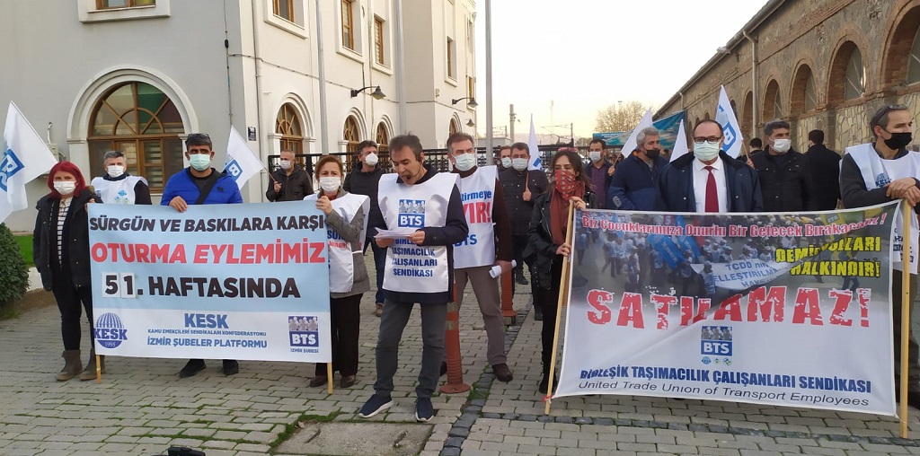 Sendikamız İzmir Şubesi tarafından Sürgün ve Baskılara Karşı Oturma Eylemlerinin 51.si Gerçekleştirildi.