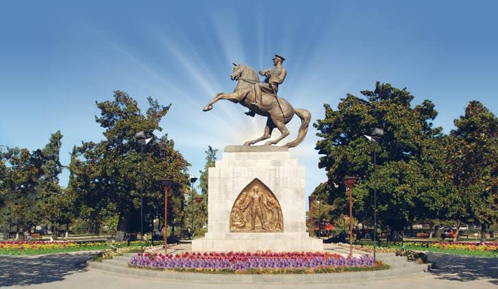 Samsun'da Atatürk'ün anıtını yıkmaya, devirmeye çalışmak kabul edilemez