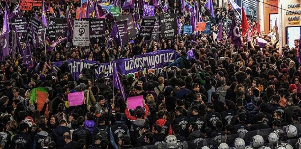 Kadınlar 8 Mart’ta Feminist Gece Yürüyüşlerinde Bir Araya Geldi.